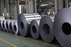 Cold-rolled steel coils imported from China will be investigated for another six months. (Photo: SGGP)