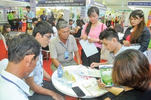 Enterprises and manufacturers meet at the conference to connect supply and demand of goods between HCMC and provinces in 2019. (Photo: SGGP)