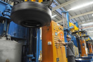 The production of car tire inner tubes at Casumina Company. (Photo: SGGP)