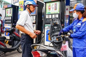 Gasoline prices slightly decline