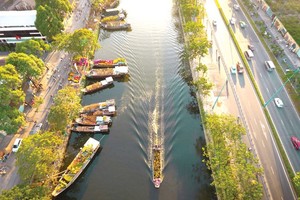 Binh Dong Wharf on Tau Hu Canal is full of flowers every spring. (Photo: SGGP)