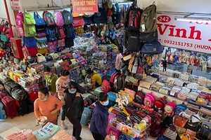Wholesale and retail sale activities at Binh Tay Market. (Photo: SGGP)