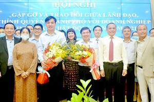 HCMC's leaders at the meeting with real estate enterprises. (Photo: SGGP)