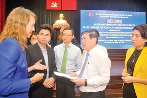 Mr. Nguyen Thanh Phong, Chairman of the People's Committee of Ho Chi Minh City, discusses with delegates at the conference. (Photo: SGGP)