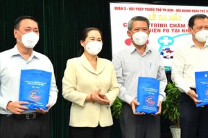 HCMC People’s Council gives 376 medicine bags to support families