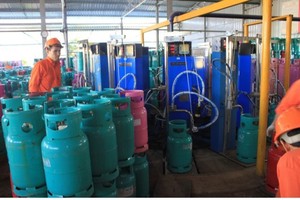 Gas prices approach VND500,000 per 12-kg cylinder