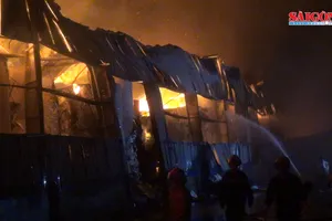 Cháy lúc rạng sáng, nhà xưởng 1500m2 đổ sập