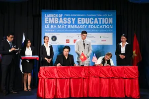 Lễ ký kết với đại diện trường ĐH Harvard (Hoa Kỳ).  Ảnh: THỤY QUYÊN