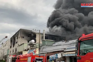 Hỏa hoạn lớn tại KCN ở Bình Dương, 200 chiến sĩ PCCC nỗ lực dập lửa   