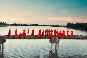 Thiết kế bay bổng quyện cùng sắc đỏ phương Đông trên cầu Máng, Quảng Nam