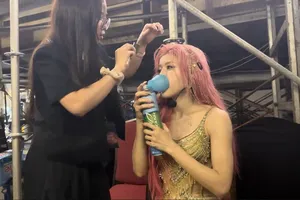 Trang Pháp thở oxy trong concert "Chị đẹp", rớt cột cách sàn 10cm khiến khán giả thót tim