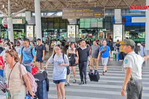 Podcast bản tin trưa 18-8: Giá vé máy bay tăng cao dịp lễ Quốc khánh 2-9; Đàn cá heo xuất hiện tại vịnh Cam Ranh