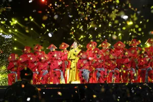 Giới trẻ đồng thanh hát Quốc ca trong concert "Sao nhập ngũ 2025"