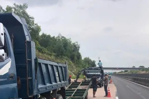 Podcast bản tin trưa 7-9: Đất cát lại tràn xuống đường cao tốc Vĩnh Hảo - Phan Thiết, giao thông ùn ứ