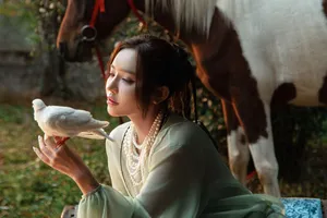 Bích Phương trở lại với “Thương”, lấy cảm hứng từ chuyện cổ tích