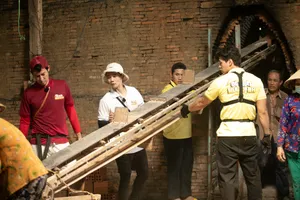 Dàn cast "Đệ nhất mưu sinh" chịu khó kiếm 40 đồng trên từng viên gạch 