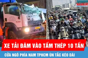 Xe tải va chạm tấm thép hơn 10 tấn, giao thông cửa ngõ Nam TPHCM tắc nghẽn