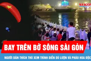 Ngắm TPHCM từ không trung qua màn trình diễn dù lượn và pháo hoa độc đáo