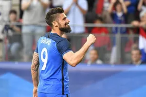 Olivier Giroud tỏa sáng trong chiến thắng của Pháp trước Paraguay. Ảnh: Daily Mail