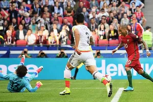 Ricardo Quaresma (phải) trong pha ghi bàn mở tỷ số 1 - 0 cho Bồ Đào Nha. Ảnh: FIFA