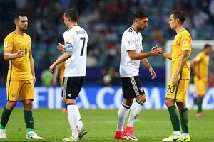 Australia (áo vàng) không thể tạo nên bất ngờ trước các cầu thủ Đức. Ảnh: DAILYMAIL