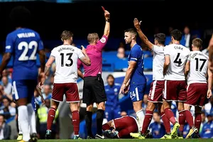 Trọng tài Craig Pawson rút chiếc thẻ đỏ truất quyền thi đấu Gary Cahill.