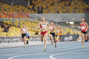 Nguyễn Thị Huyền (số 621) không có đối thủ ở nội dung 400m nữ. Ảnh: DŨNG PHƯƠNG