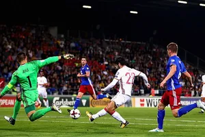 Isco ghi bàn nâng tỷ số lên 3 - 0 cho Tây Ban Nha