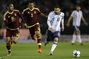 Messi trước sự đeo bám của các hậu vệ Venezuela. Ảnh: AP