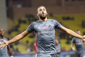 Tiền đạo Cenk Tosun (Besiktas) lập cú đúp vào lưới chủ nhà Monaco.