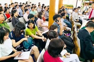 Ông Nguyễn Việt Dũng, Giám đốc Sở KH-CN TPHCM (đứng) trả lời các câu hỏi  tại lễ công bố giải thưởng Đổi mới sáng tạo và khởi nghiệp TPHCM năm 2019