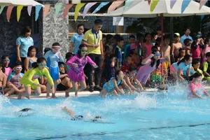  “Ngày hội xuống nước” của học sinh Trường Tiểu học Nguyễn Bỉnh Khiêm