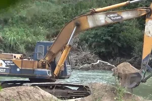 Ngang nhiên dùng xe đào múc cát trái phép ở sông Krông Nô
