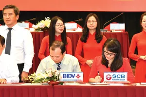 Bà Mai Thị Thanh Thủy - Thành viên HĐQT kiêm Phó Tổng Giám đốc  phụ trách Khối Doanh nghiệp đại diện SCB ký kết Bản Ghi nhớ về việc hỗ trợ tín dụng cho doanh nghiệp phát triển sản phẩm chủ lực của TPHCM