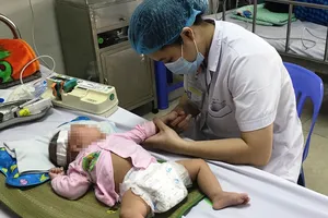 Bác sĩ Bệnh viện Nhi Trung ương điều trị cho một trẻ bị viêm não