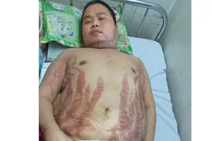 Mẹ nghèo nuôi con bệnh suốt 6 năm