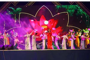 Một tiết mục văn nghệ đặc sắc được biểu diễn tại đêm khai mạc Lễ hội Làng Sen 2019. Ảnh: TTXVN