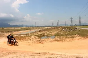 Nắng nóng kéo dài khiến cuộc sống của người dân gặp nhiều khó khăn