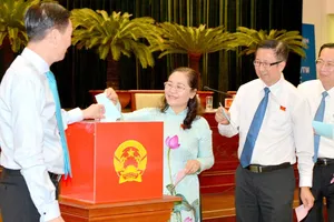 Các đại biểu bỏ phiếu bầu nhân sự HĐND TPHCM. Ảnh: VIỆT DŨNG