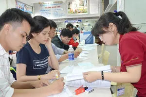 Sinh viên nộp đơn xét tuyển tại một trường ĐH ngoài công lập