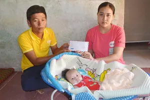 Chị Phạm Thị Phượng tiếp nhận hỗ trợ từ đại diện Quỹ Nhân ái Lý Sơn