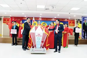 Ông Nguyễn Quốc Chiến, Chủ tịch HĐTV Công ty TNHH Một thành viên  Xổ số kiến thiết TPHCM và Ông Trần Trường Sơn, Chủ tịch Hội Chữ thập đỏ  TP Hồ Chí Minh đặt thùng quỹ nhân đạo