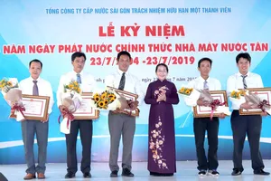 Phó Bí thư Thành ủy TPHCM Võ Thị Dung trao Bằng khen của Chủ tịch UBND TPHCM cho các cá nhân xuất sắc