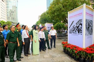 Vice chairwoman of the municipal People's Committee, Nguyen Thi Thu and city's leaders visit the exhibition in Nguyen Hue walking street. (Photo: Sggp)