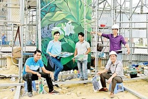 The mural painting is made by artist Nguyen Thu Thuy and her colleagues of the New Hanoi Art Company.  (Photo: Sggp)