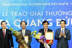 Associate Professor Nguyen Sum  (University Quy Nhon) and Professor Phan Thanh Son Nam (Polytechnic University, National University of Ho Chi Minh City) received Ta Quang Buu awards. (Photo: sggp)