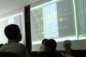 Investors at Bao Viet Securities Company. (Photo: VNA)