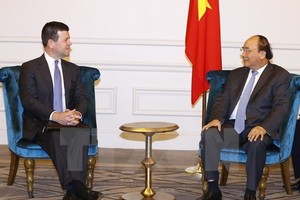 Prime Minister Nguyen Xuan Phuc (R) hosts Robert H. McCooey Jr, Senior Vice President of Nasdaq’s Listing Services (Photo: VNA)