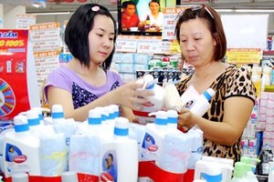 Customers choose a Unilever's green product in Cong Quynh Co.opMart.