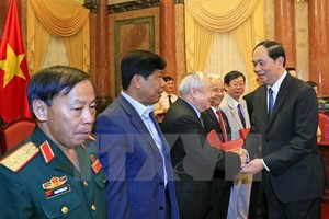 President Tran Dai Quang met with Vietnamese former volunteer soldiers who helped Cambodia in the 1979-1989 period. (Photo: VNA)